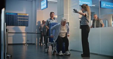 Güvenlik Kontrol Noktası: Havaalanı Terminali 'ndeki Yaşlı Kadın Tekerlekli Sandalyeden Kalkıyor. Uçağa binmek için yolcu tarama prosedürleri. Engelli kıdemli gezgin..