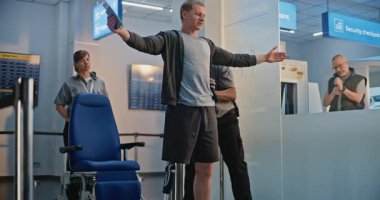 Güvenlik Kontrol Noktası: Afro-Amerikan Ulaşım Güvenliği Memuru Adamı Havalimanı Terminali 'ndeki tekerlekli sandalyede biyonik protez bacakla kontrol ediyor. Uçağa binmek için yolcu tarama prosedürü. Engelli Yolcu