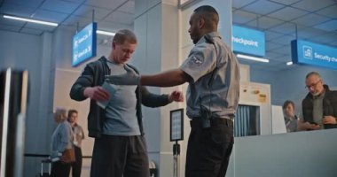 Havaalanı Terminali 'ndeki güvenlik kontrol noktası, Biyonik Protez Bacağı olan Afrikalı Amerikalı Güvenlik Subayı. TSA tarama prosedürleri. Engelli Turist.