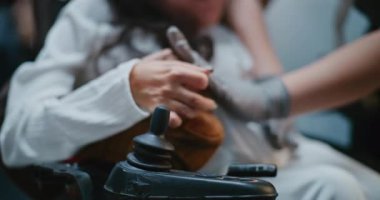 Güvenlik Kontrol Noktası: Havaalanı Terminalinde Fiziksel Engelli Kadın Yolcusunu Kontrol Eden TSA Memurunun Kapanışı. Uçağa binmek için tarama prosedürleri. Tekerlekli sandalyedeki kadın Seyahate çıkıyor.