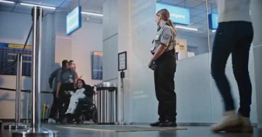 Kalabalık Havalimanı Terminali 'nin Zaman Hatası: Güvenlik Kontrol Noktası' ndaki Güvenlik Personeli, Bavulları Uçuşa Giden Çeşitli İnsanlar ve Yolcular, Varış ve Gidiş Kurulundaki Uçuşları Denetleme.