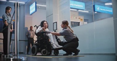 Güvenlik Kontrol Noktası Tarama Prosedürleri: Havaalanı Terminali 'ndeki Motorize Tekerlekli Sandalyede Kadın Kontrol Görevlisi. Yolcuyla Yürüyen İşçi Biniş Uçuşu İçin Fiziksel Engelli.