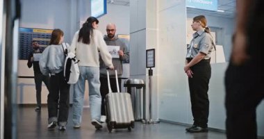 Uluslararası Havalimanı Terminali: Havalimanı karşılama kartı, uçak yolcularını karşılama. Çeşitli İnsanlar Bavulla Yürüyor. İş ya da Ulaştırma Servisi. Tam Vuruş.