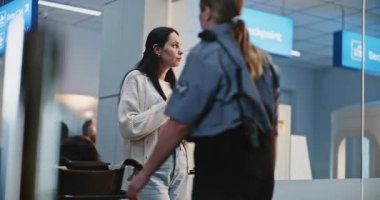 Yoğun Havalimanı Terminali: Yetişkin Kadın Akıllı Telefona Kaydırıyor, Kahve İçiyor, Havayolu Merkezinde Uçuşu Bekliyor. Gezgin Seyahate Çıkıyor. Çeşitli İnsanlar ve Havalimanı Personeli Yürüyüşü.