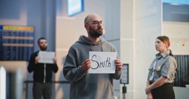 Uluslararası Havalimanı Terminali Ulaştırma Servisi: Havaalanı Şoför Holding Tebrik Listesi, İş Aktarımı Yolcuları Toplantısı. Çeşitli İnsanlar Yürüyor. Orta Çekim.