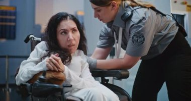 Havaalanı Terminali 'ndeki Güvenlik Kontrol Noktası Tekerlekli Sandalyedeki Kadın Güvenlik Görevlisi Uçak Uçuşu için. TSA tarama prosedürleri. Fiziksel Engelli Turist Seyahate Çıktı.