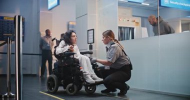Havaalanı Terminali 'ndeki Güvenlik Kontrol Noktası Tekerlekli Sandalyedeki Kadın Güvenlik Görevlisi Uçak Uçuşu için. TSA tarama prosedürleri. Fiziksel Engelli Turist Seyahate Çıktı.