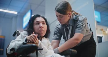 Havaalanı Terminali 'ndeki Güvenlik Kontrol Noktası Tekerlekli Sandalyedeki Kadın Güvenlik Görevlisini Uçuş için Kapatın. Tarama prosedürleri. Fiziksel Engelli Yolcusu Seyahate Çıkıyor.