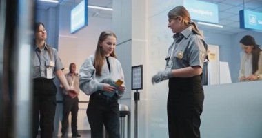 Güvenlik İşçisi, Genç Kız 'la birlikte havalimanı Terminalindeki güvenlik kontrol noktasına yürüyor. Kadın havaalanı görevlisi uçağa binmek için kızı kontrol ediyor. Genç Gezgin Tatile Çıkıyor.