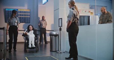 Havaalanı Terminali 'ndeki Güvenlik Kontrol Noktası Tekerlekli Sandalyedeki Kadın Güvenlik Görevlisi Uçak Uçuşu için. TSA tarama prosedürleri. Fiziksel Engelli Turist. Doli Vuruşu.