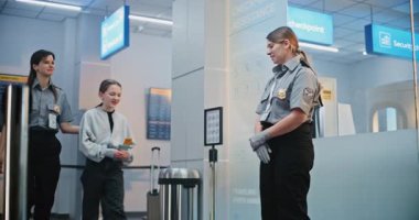 Havaalanı İşçisi, Kızla birlikte Havaalanı Terminalindeki Güvenlik Kontrol Noktasına Tarama Prosedürleri İçin Yürüyor. Kadın memur, genç kızı uçağa binmek için teftiş ediyor. Genç Turist Tatile Çıkıyor.