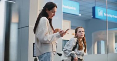 Yoğun Havaalanı Terminali: Havalimanı Salonunda Uçuş Beklerken Ebeveynler ve Kızları Konuşuyor ve Kavga Ediyor. Aile Tatile Çıkıyor. Çeşitli İnsanlar ve Havalimanı Personeli Yürüyüşü.