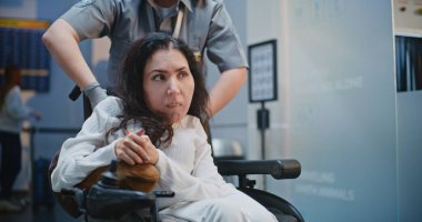 Havaalanı Terminali 'ndeki Güvenlik Kontrol Noktası Tekerlekli Sandalyedeki Kadın Güvenlik Görevlisi Uçak Uçuşu için. TSA tarama prosedürleri. Fiziksel Engelli Turist Seyahate Çıktı.