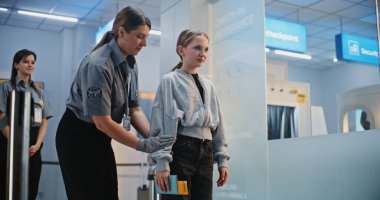 Havaalanı İşçisi, Kızla birlikte Havaalanı Terminalindeki Güvenlik Kontrol Noktasına Tarama Prosedürleri İçin Yürüyor. Kadın memur, genç kızı uçağa binmek için teftiş ediyor. Genç Turist Tatile Çıkıyor.