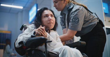 Havaalanı Terminali 'ndeki Güvenlik Kontrol Noktası Tekerlekli Sandalyedeki Kadın Güvenlik Görevlisini Uçuş için Kapatın. Tarama prosedürleri. Fiziksel Engelli Yolcusu Seyahate Çıkıyor.