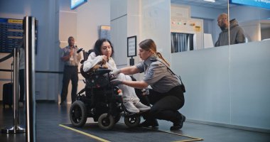 Havaalanı Terminali 'ndeki Güvenlik Kontrol Noktası Tekerlekli Sandalyedeki Kadın Güvenlik Görevlisi Uçak Uçuşu için. TSA tarama prosedürleri. Fiziksel Engelli Turist Seyahate Çıktı.