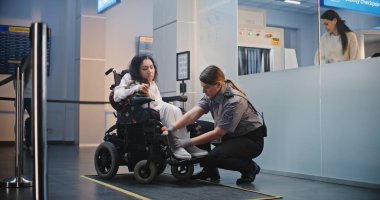 Havaalanı Terminali 'ndeki Güvenlik Kontrol Noktası Tekerlekli Sandalyedeki Kadın Güvenlik Görevlisi Uçak Uçuşu için. TSA tarama prosedürleri. Fiziksel Engelli Turist Seyahate Çıktı.