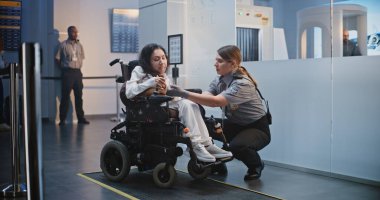 Havaalanı Terminali 'ndeki Güvenlik Kontrol Noktası Tekerlekli Sandalyedeki Kadın Güvenlik Görevlisi Uçak Uçuşu için. TSA tarama prosedürleri. Fiziksel Engelli Turist. Doli Vuruşu.