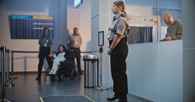 Havaalanı Terminali 'ndeki Güvenlik Kontrol Noktası Tekerlekli Sandalyedeki Kadın Güvenlik Görevlisi Uçak Uçuşu için. TSA tarama prosedürleri. Fiziksel Engelli Turist. Doli Vuruşu.