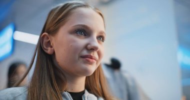 Havaalanı Terminalindeki Güvenlik Kontrol Noktası: Tarama İşlemleri sırasında Güzel Genç Kız 'ı Kapatın. Gemiye binen uçağın müfettişi bayan. Genç Turist Tatile Çıkıyor.