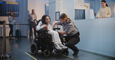 Havaalanı Terminali 'ndeki Güvenlik Kontrol Noktası Tekerlekli Sandalyedeki Kadın Güvenlik Görevlisi Uçak Uçuşu için. TSA tarama prosedürleri. Fiziksel Engelli Turist. Doli Vuruşu.