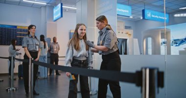 Havaalanı İşçisi, Kızla birlikte Havaalanı Terminalindeki Güvenlik Kontrol Noktasına Tarama Prosedürleri İçin Yürüyor. Bayan memur, genç kızı uçağa binmek için teftiş ediyor. Genç Turist Seyahate Çıkıyor. Yavaş Hareket.