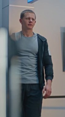 Havaalanı Terminali 'ndeki güvenlik kontrol noktası: Afrikalı Amerikan Güvenlik Subayı Protez Bacaklı Genç Adamı Denetliyor. TSA tarama prosedürleri. Engelli turist gezintiye çıkıyor. Dikey Çekim.