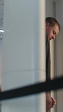 Havaalanı Terminali 'ndeki güvenlik kontrol noktası: Protez bacaklı bir adam ve metal dedektöründen geçen yetişkin bir kadın. TSA tarama prosedürleri sırasında çeşitli turistler. Dikey Çekim.