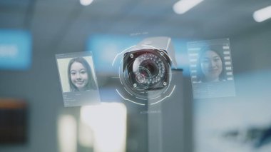 Gelişmiş Havalimanı Güvenlik Sistemi: Yolcuların otomatik kimlik tespiti ile CCTV Kamerasının Kapanışı. Biyometrik Yüz Tanıma Teknolojisi ile Pasaport Kontrolündeki İzleme Sistemi.