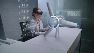 Gelecekteki Ofis: Kadın Mühendis Rüzgar Tarlasında Rüzgar Türbininin 3D Holografik Modelini Görselleştirmek için Artırılmış Gerçeklik Kulaklığı Kullanıyor. Yapay Zeka Temelli Yazılım Arayüzünün Görselleştirilmesi.