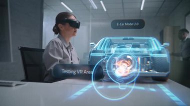Kulaklık takan kadın otomotiv mühendisi Li-Ion Bataryasında 3 boyutlu yüksek teknolojili elektrikli araç yaratmak için Artırılmış Gerçeklik Hologramı kullanıyor. Yenilenebilir Enerji Araba Tasarımı. Gelişmiş Yapay Zeka.