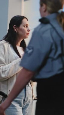 Havaalanı Terminali: Akıllı Telefondan Kadın Kaydırma, Kahve İçme, Uçağa Binme Merkezi 'nde Uçuş Bekleme. Gezgin Seyahate Çıkıyor. Çeşitli İnsanlar ve Havalimanı Personeli Yürüyüşü. Dikey Çekim.