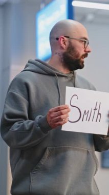 Uluslararası Havalimanı Terminalinde Ulaşım Servisi: Havaalanı Müjdeleyici İsim Tabelası, Uçak Uçuşu Yolcularını Bekliyor, Konuşuyor. Çeşitli İnsanlar ve Gezginler Yürüyor. Dikey Çekim.