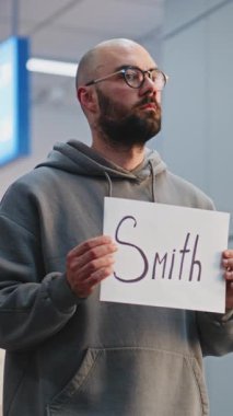 Uluslararası Havalimanı Terminali: Havalimanı 'nda Karşılama, Şoför Uçuş Yolcularıyla Tanışma ve İsim İşareti. Çeşitli İnsanlar Bavulla Yürüyor. İş Transferi, Ulaştırma Servisi. Dikey Çekim.