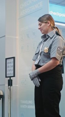 Güvenlik işçisi, genç kızla birlikte havaalanı kontrol noktasına yürüyor. Tarama prosedürü için. Kadın havaalanı görevlisi, uçağa binmek için kızı kontrol ediyor. Genç Gezgin Seyahate Çıkıyor. Dikey Çekim