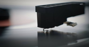 Stylus Needle Dokunaklı Grooves 'un Macro Close Up' ı, Vinil Plakçıda Melodi Çalıyor. Vinil Plak Dönüşü Eski Okul Vibe ile Retro Turntable 'da. Klasik Müzik için Klasik Ses Ekipmanı.