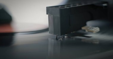 İğne 'nin Macro Close Up' ı Gently Scratching Grooves, Music or Analog Sound on Vinyl Record Player. Vinil Plak Döndürme Vintage Turntable 'da. Nostaljik Estetik ile Retro Ses Sistemi.
