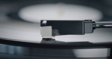 Retro Turntable 'da Dönen Vinil Kayıt. Stylus Needle Dokunmatik Grooves, Vinil Plak Çalarken Ses. Klasik Müzik Koleksiyonu için Klasik Ses Sistemi Eski Okul Vibe ile. Makro Yakın Çekim.
