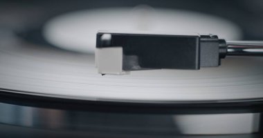 Retro Turntable 'da Dönen Vinil Kayıt. Stylus Needle Dokunmatik Grooves, Vinil Plak Çalarken Ses. Klasik Müzik Koleksiyonu için Klasik Ses Sistemi Eski Okul Vibe ile. Makro Yakın Çekim.