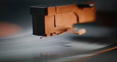 Retro Sound System with Nostaljik Estetik: Macro Close Up of Needle Gently Scratching Grooves, Playing Music or Analog Sound on Vinyl Record Player. Vinil Plak Döndürme Vintage Döndürme Tablosunda.