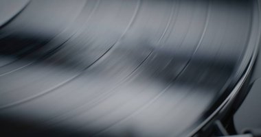 LP Vinil Plak Oynatıcı: Vinil Plak Döndürme Macro Close Up, Retro Turntable 'da Otantik Analog Ses Çalıyor. Klasik ve Zamansız Müzik Koleksiyonu için Klasik Ses Sistemi Eski Okul Vibe ile.
