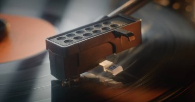 Şırınganın Macro Close Up of Needle Gently Scratching Grooves, Playing Song veya Otantik Analog Music on Vinil Record Player. Vinil Plak Döndürme Vintage Turntable 'da. Nostaljik Titreşimli Retro Ses Sistemi.