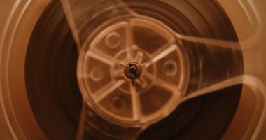 Klasik Kaset Döndürme, Müzik ve Analog Müziği Üzerine Magnetik Teyp Makrosunun Makro Kapanışı. Retro Vibe ile Eski Moda Ses Kaydı Oynatıcı kullanarak Karışık Kasetlerin Çalınışı. Teyp KaydediciName.