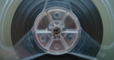 Manyetik teyp makarasının Macro Close Up of Audio Cassette Spinning, Mixtape, Recording Analog Sound. Hi-Fi Vintage Cassette Oynatıcı Kullanılarak Eski Müzik Koleksiyonunun Çalıntısı. Teyp KaydediciName.