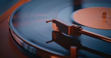 Old School Vibe Vinil Plak Oynatıcı: Macro Close Up of Vinyl Record Dönen ve Turntable 'da Çalan Ses Red Neon Lightning tarafından aydınlatıldı. Klasik Müzik Koleksiyonu için Klasik Ses Sistemi.