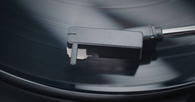 Retro Turntable 'da Dönen Vinil Kayıt. Stylus Needle Dokunmatik Grooves, Vinil Plak Çalarken Ses. Klasik Müzik Koleksiyonu için Klasik Ses Sistemi Eski Okul Vibe ile. Makro Yakın Çekim.