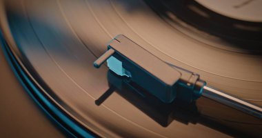 Vinil Plak Oynatıcı: Vinil Plak Döndürme ve Retro Turntable 'da Çalma Sesi Soft Lightning ile aydınlatıldı. Klasik Müzik Koleksiyonu için Klasik Ses Sistemi Eski Okul Vibe ile. Makro Yakın Çekim.