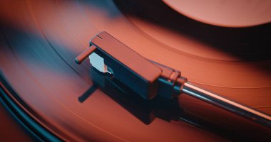 Old School Vibe Plak Oynatıcı: Vinil Plak Döndürme ve Retro Turntable 'da Çalma Sesi Aydınlatma: Red Neon Lightning. Klasik Müzik Koleksiyonu için Klasik Ses Sistemi. Makro Yakın Çekim.