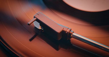 Vinil Plak Turntable 'ın Macro Close Up' ı, Klasik Müzik ya da Otantik Analog Sound çalıyor. Vinil Plak Oynatıcı, Nostaljik Atmosferli Retro Ses Sistemi. Kırmızı Neon Işıklandırma.