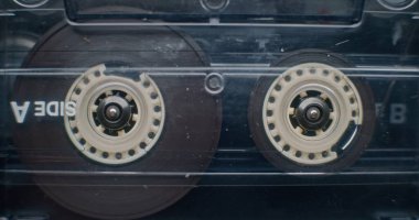 Klasik Ses Kasedi Müzik Çalan veya Analog Ses, Spinning. Eski usul titreşimli Retro Hi-Fi Ses Cihazlarını kullanarak Karışık Kasetler Koleksiyonunu Çal. Kayıt cihazını çalıştır. Makro Yakın Çekim.